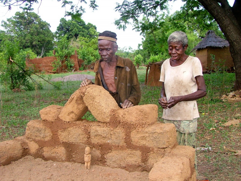 Grab Lahités mit Statue des Bildhauers Palé Kalfala, aufgenommen am 20.04.2017 Grab Lahités mit Statue des Bildhauers Palé Kalfala, aufgenommen am 20.04.2017
