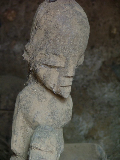 Drei Jahre alte Altarfigur im Eigenbesitz Tchohinès