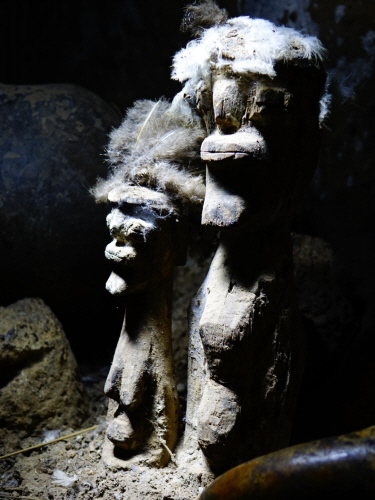 Ca. 8 Jahre altes Couple bei Altarbesitzer Hien Sienkio am 19.11.2018