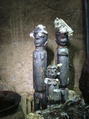 10 Jahre alte Figuren des Altarbesitzers Kam Djouwouté am 24.11.2015