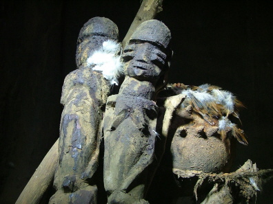 Zehn MONATE altes Couple, das vom Schreinbesitzer Sobo täglich beopfert wird..