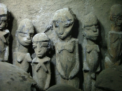 Figuren unbekannten Alters im Schrein der Mutter. Ob sie wirklich von Sobo geschnitzt wurden, bedarf einer nochmaligen Überprüfung.