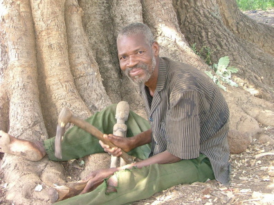 Tchohiné an seinem Schnitzplatz in Mala