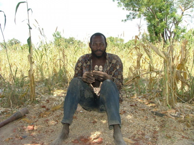 Gbérèguilè an seinem Schnitzplatz am 28.11.2013