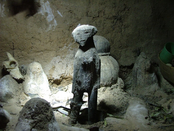 5 Jahre alte Figur beim Altarbesitzer Kambou Oukane. Vier weitere Statuen waren soeben gestohlen worden.