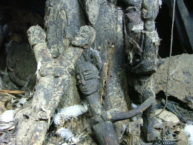 13 Jahre alte Altarfiguren Yaos